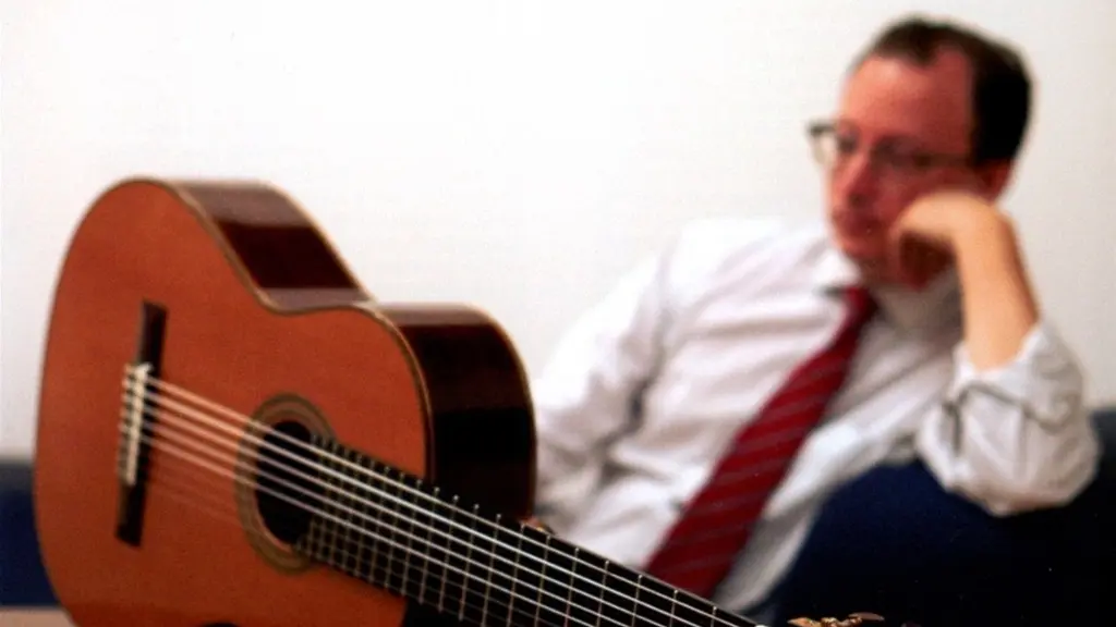 Gitarristen Mårten Falk spelar rysk musik