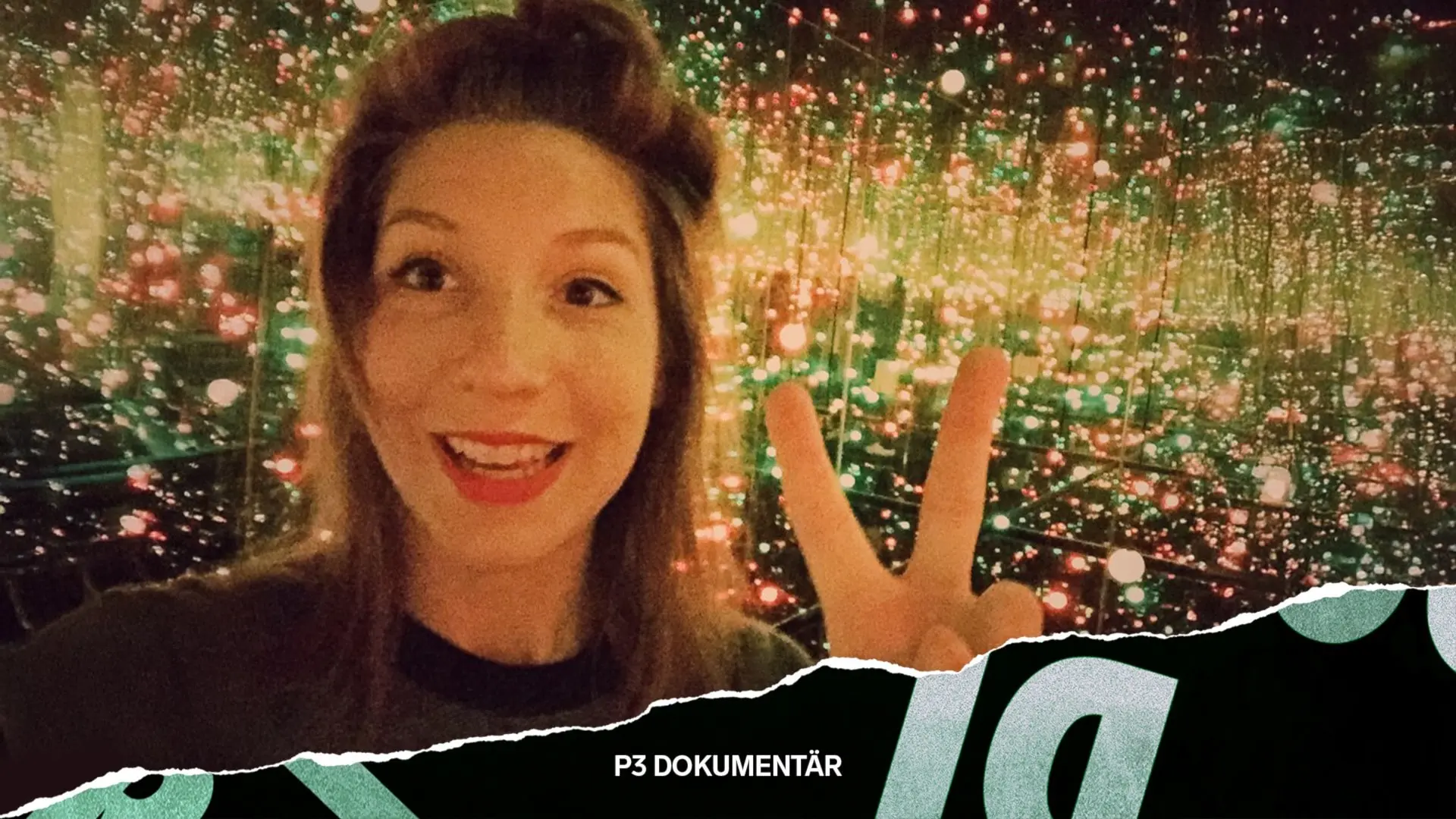 Bild på Kim Wall som gör fredstecknet