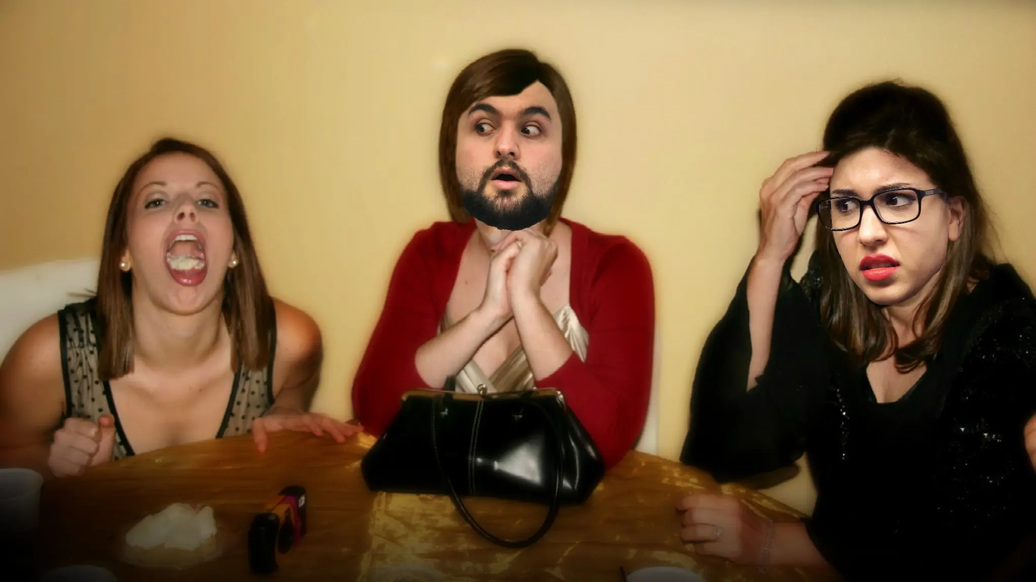 Hamza och Mona sitter vid bordet tillsammans med en tjej som visar maten hon har i munnen. Foto: SR och Ronny/Flickr/CC BY 2.0