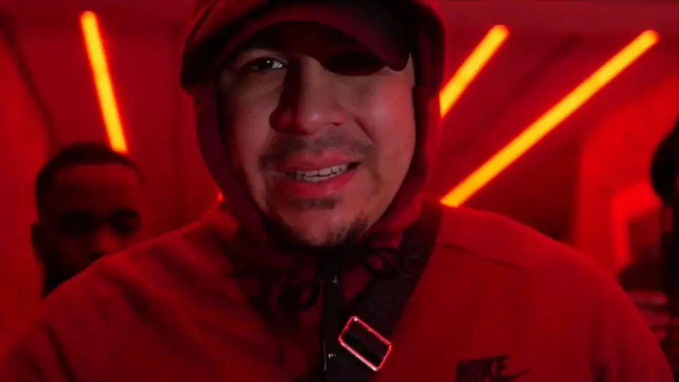 Rankz i keps och hoodie. Rött neonljus.