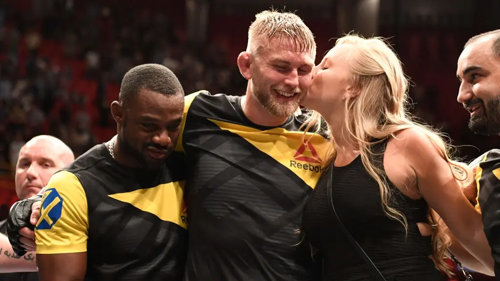 Alexander Gustafsson, The Mauler, får en puss på kinden av sin flickvän efter att han har vunnit sin match.