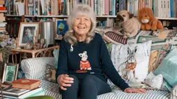 Den brittiska författaren Jilly Cooper i sitt hem 2024.