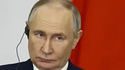 Vladimir Putin under ett möte med Irans president Masoud Pezeshkian i Moskva 2025.