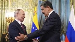 Rysslands Vladimir Putin och Venezuelas Nicolás Maduro har länge varit nära allierade. Efter USA:s intervention har Maduro nu gripits, vilket får betydelse på flera nivåer för Ryssland.