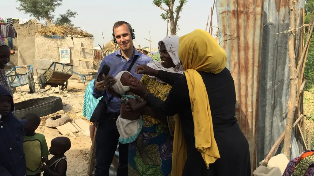 Johan Bergendorff tillsammans med barm som poliovaccineras i Nigeria.