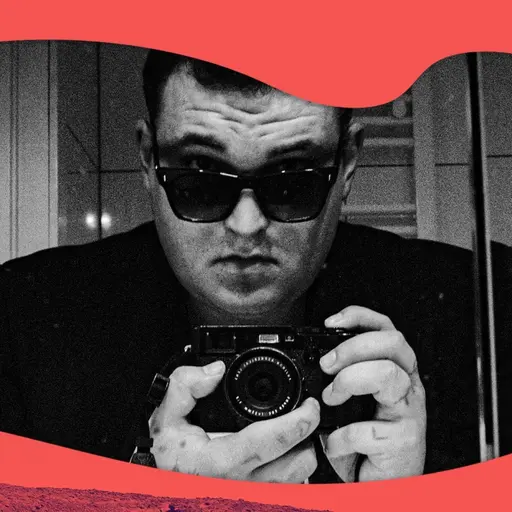 Isac med en kamera i hand, i Verklighetens profilram.