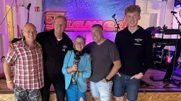 Dansbandet Framed tillsammans med reporter Lena Callne