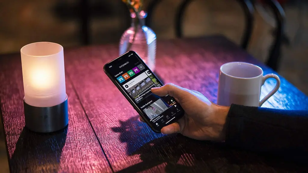 Bild på persons hand som håller i en smart telefon och har öppnat appen Sveriges Radio Play.