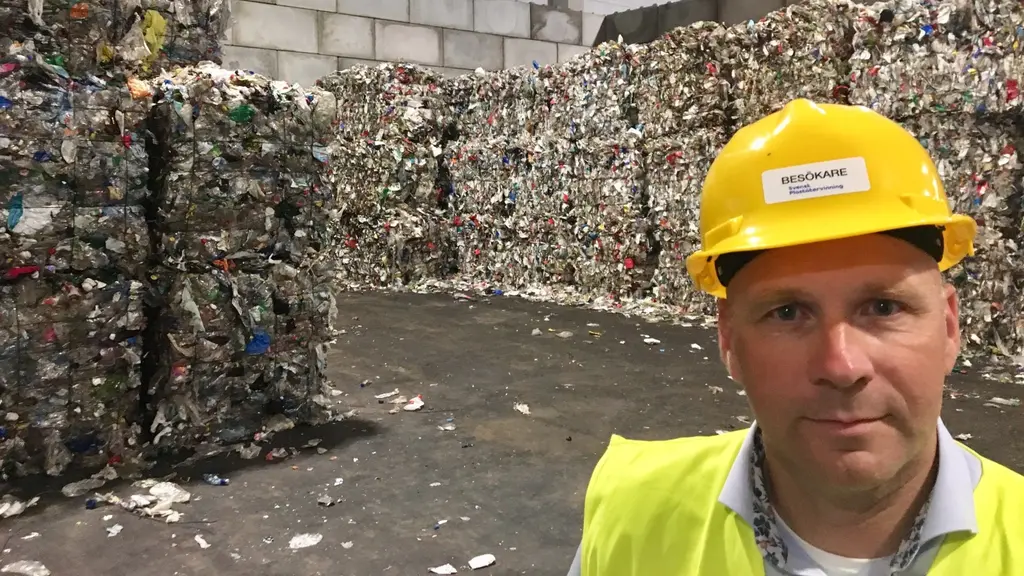 Mattias Philipsson, VD på Svensk Plaståtervinning, framför plastbalar