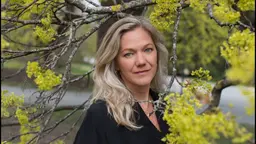 Den norska cli-fi-författaren Maja Lunde, menar att det är skönlitteraturens uppgift att spegla dom rädslor vi har när det kommer till klimatkrisen.