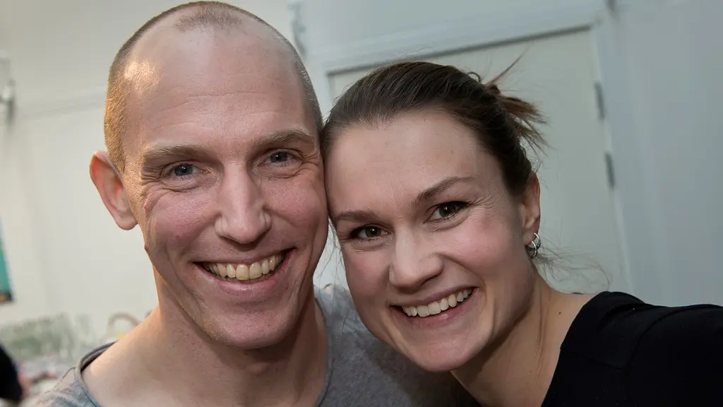 Skidskytten Björn Ferry och hans fru Heidi Andersson ler 