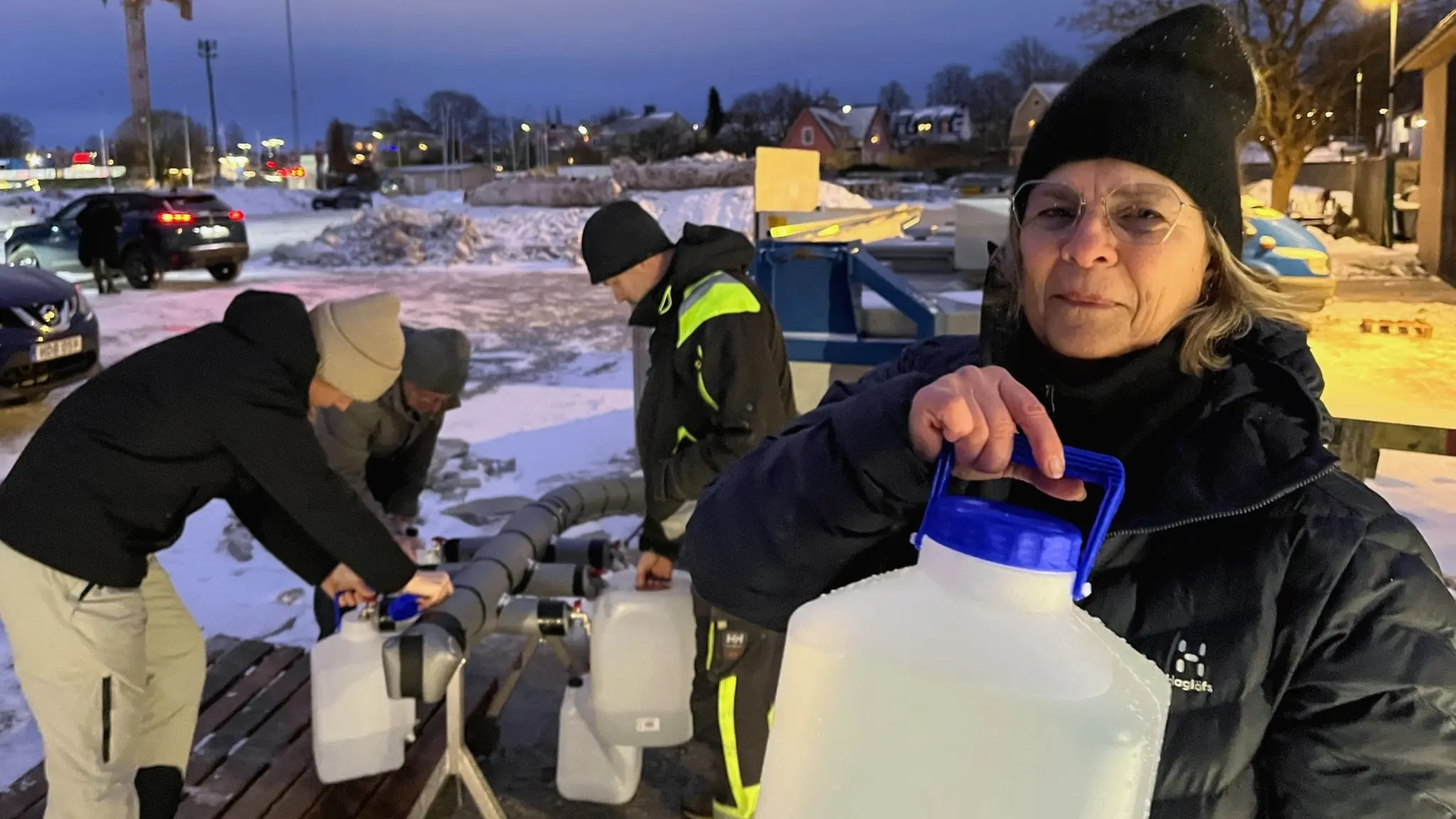 Visbybon Pia Persson hämtar rent dricksvatten  i en tank, nu när vattnet kontaminerats. 