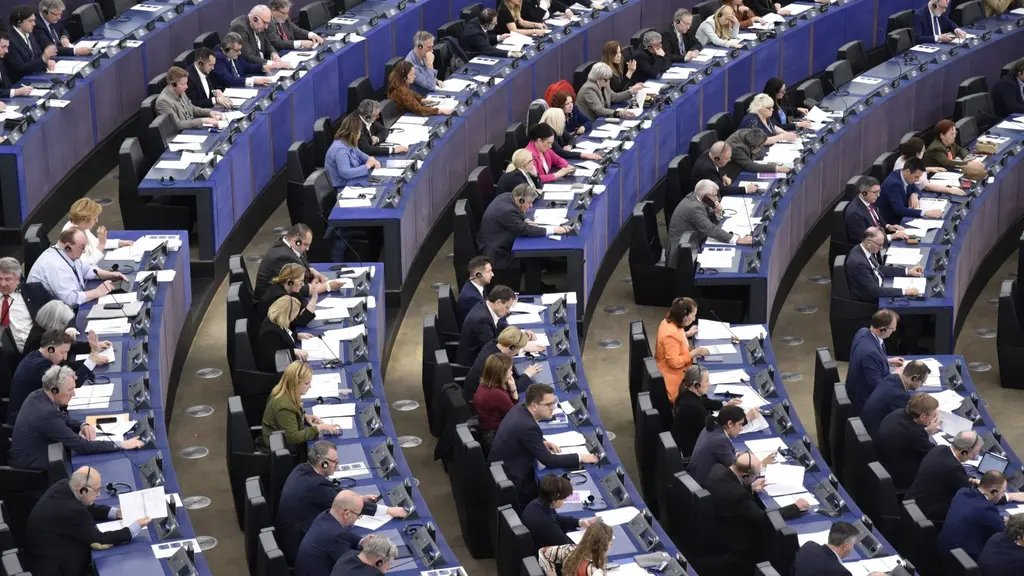 EU-parlamentsledamöter på plats inne i plenisalen i Strasbourg.