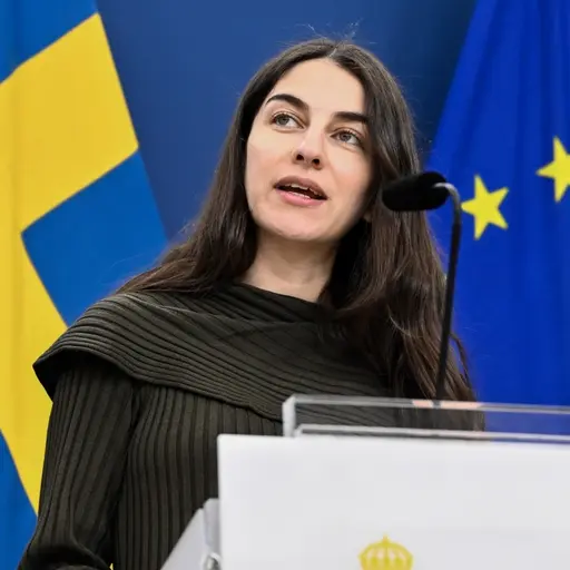Klimat- och miljöministern Romina Pourmokhtari står vid ett podium under en pressträff om biologisk mångfald. Bakom syns svenska och EU-flaggor. Hon presenterar regeringens handlingsplan för FN.