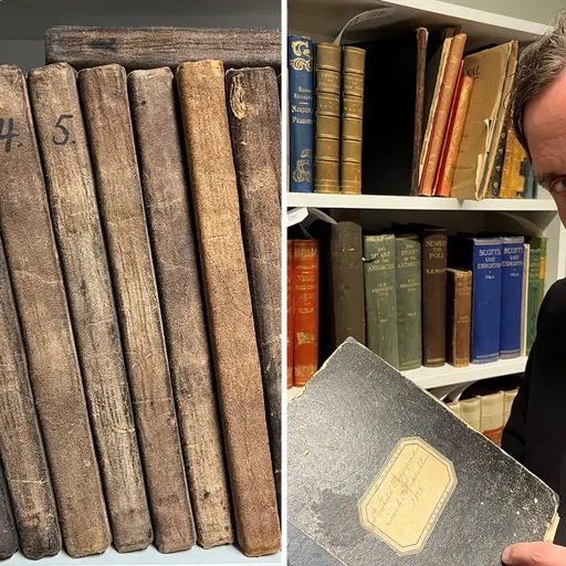 Gamla böcker från Vegaexpeditionen visas upp, placerade på hyllor i ett arkiv. En person håller ett av föremålen, en bok med sliten pärm.