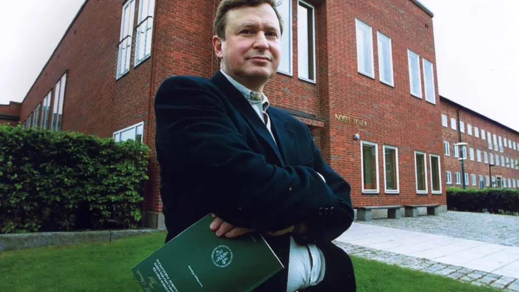 Claude Marcus framför en röd tegelbyggnad på Karolinska institutet för cirka 35 år sedan.