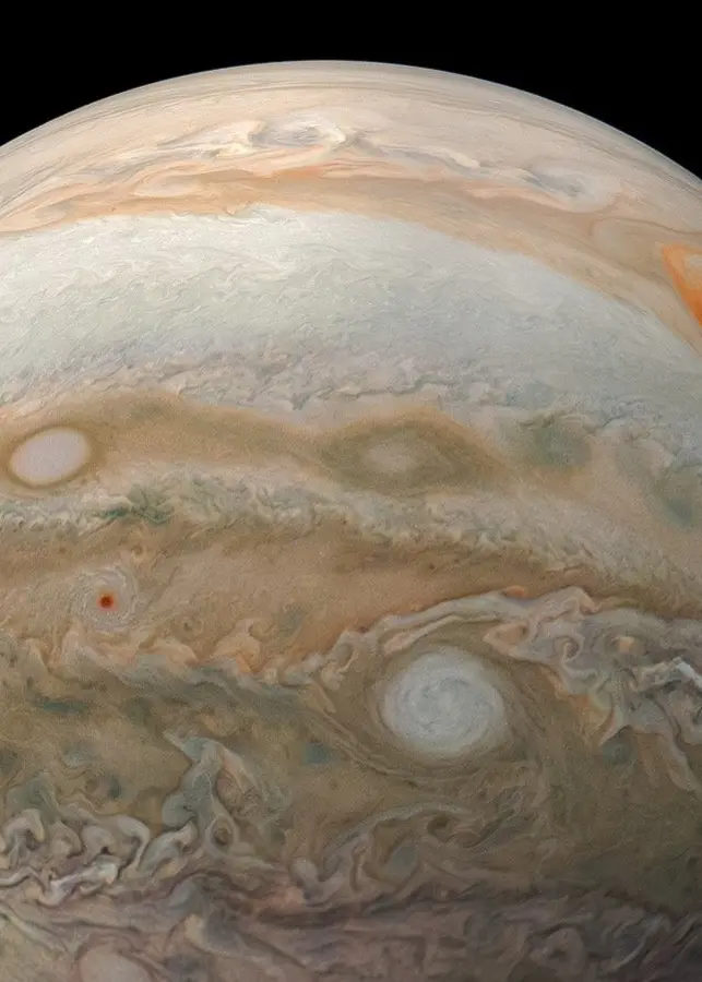 Planeten Jupiter mot svart bakgrund. Bilden har tagits av rymdsonden Juno.