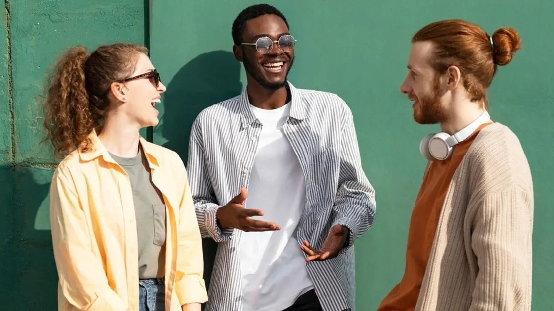 Personer som pratar.