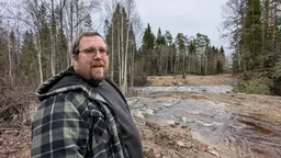 John Forsell från Torrsjö kraft vid Stångån där han låtit riva en kraftverksdamm.