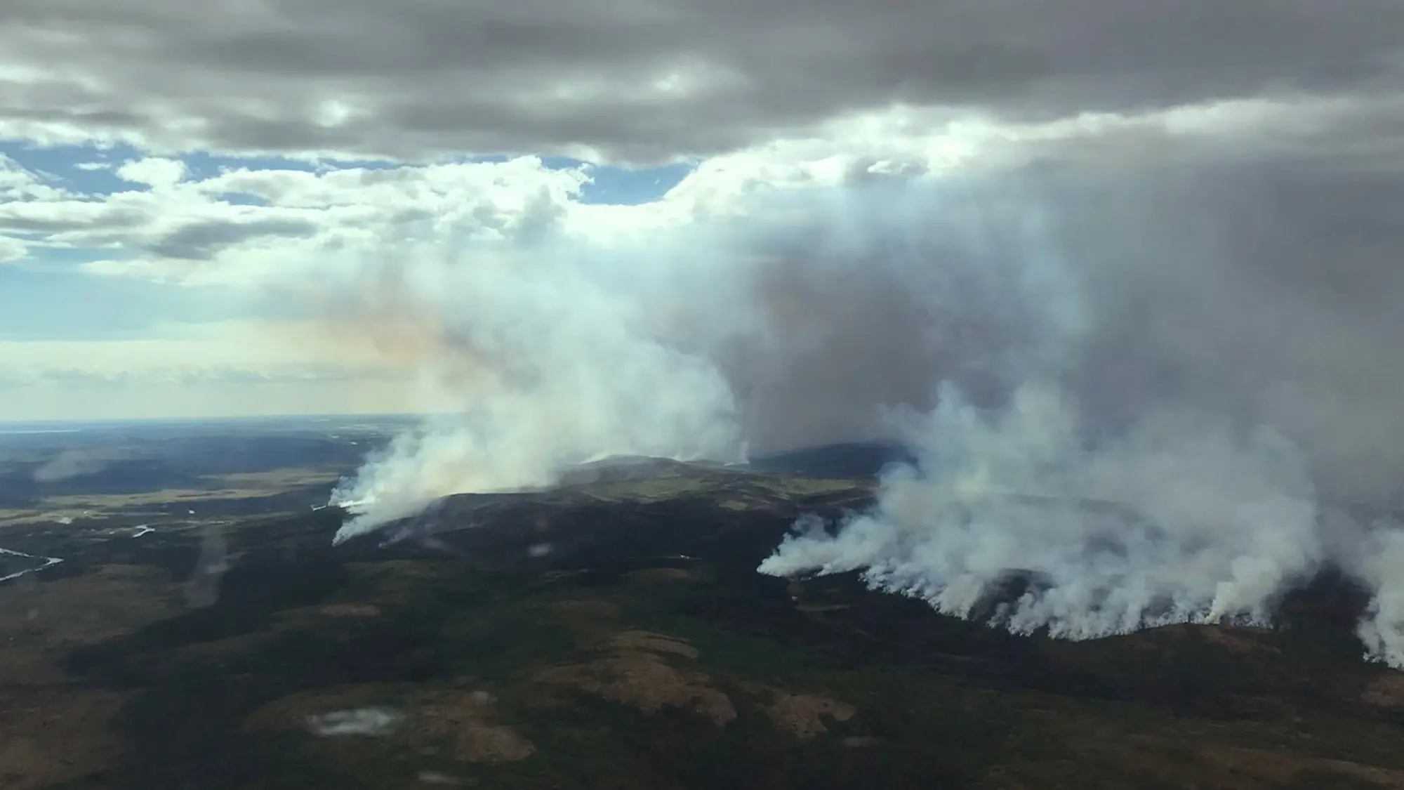 Stort rökmoln vid en brand på Alaskas tundra.