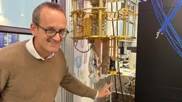 Här ska kvantchipet sitta, visar Göran Johansson som jobbar med kvantdatorn på Chalmers.