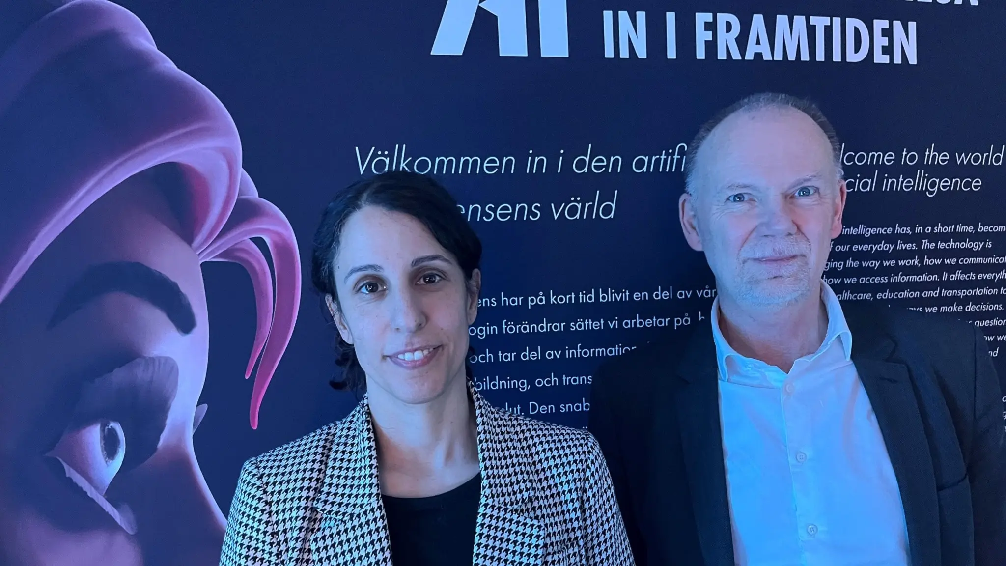 Amy Loutfi och Anders Ynnerman framför en affisch där orden ”in i framtiden” syns