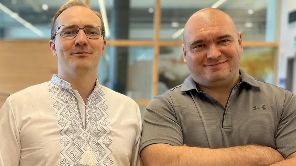 Tomas Klingström, forskare vid SLU, och Roman Kulibaba, genetiker från Kiev. Tomas har på sig en vit traditionell ukrainsk skjorta med ljusblå brodyr.