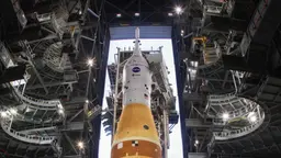 Raketen Artemis 2 ska ta människor längre ut i rymden än någonsin.. 