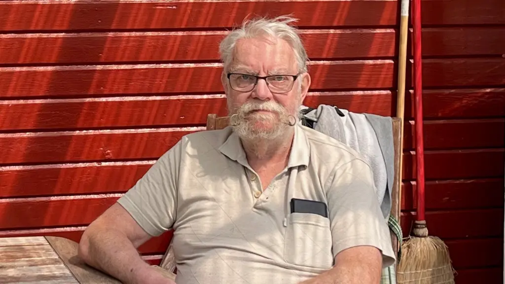Per Ljungström, en 73-årig man, vid sitt hem, en röd stuga i Grisslehamn.