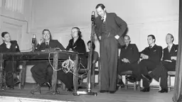 Gösta Knutsson ledde frågesporten Vem vet vad? 