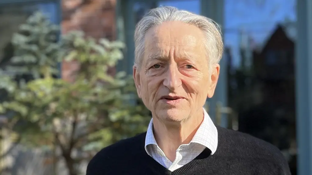 Bilden visar Nobelpristagaren Geoffrey Hinton, som tilldelades Nobelpriset i fysik 2024. Han står utomhus framför en suddig bakgrund med träd och en byggnad med stora glasfönster. Geoffrey Hinton, känd för sina banbrytande bidrag inom artificiell intelligens (AI) och maskininlärning, har vitt eller grått hår bakåtkammat och bär en svart tröja över en vit skjorta. Bilden är tagen i dagsljus, vilket framhäver hans ansiktsdrag. Hans uttryck är lugnt och avslappnat.

Denna bild ger en tydlig visuell representation av en av världens främsta forskare inom AI som nu också är en Nobelpristagare i fysik, en prestation som markerar hans inflytande inom både teknik och vetenskap.