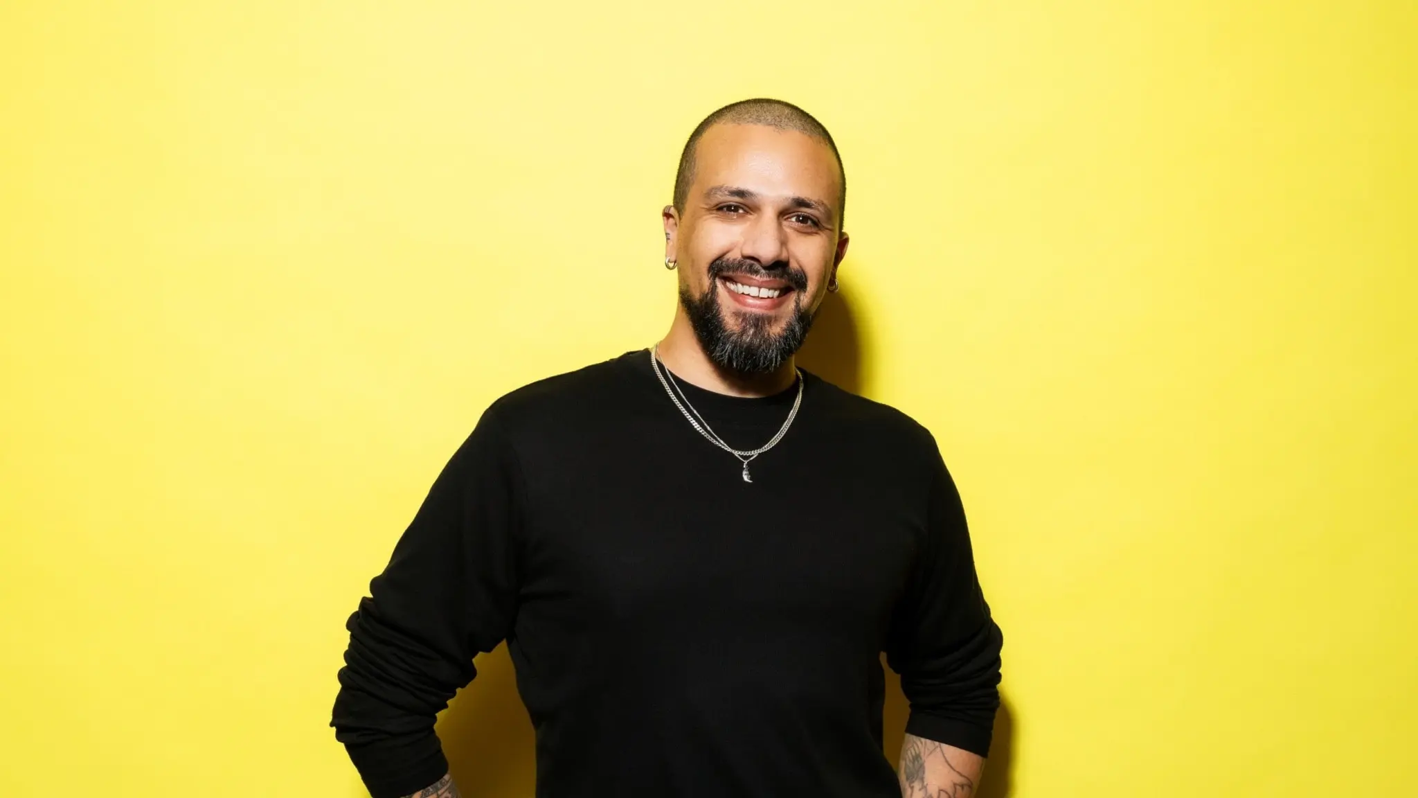 Navid står framför en gul bakgrund