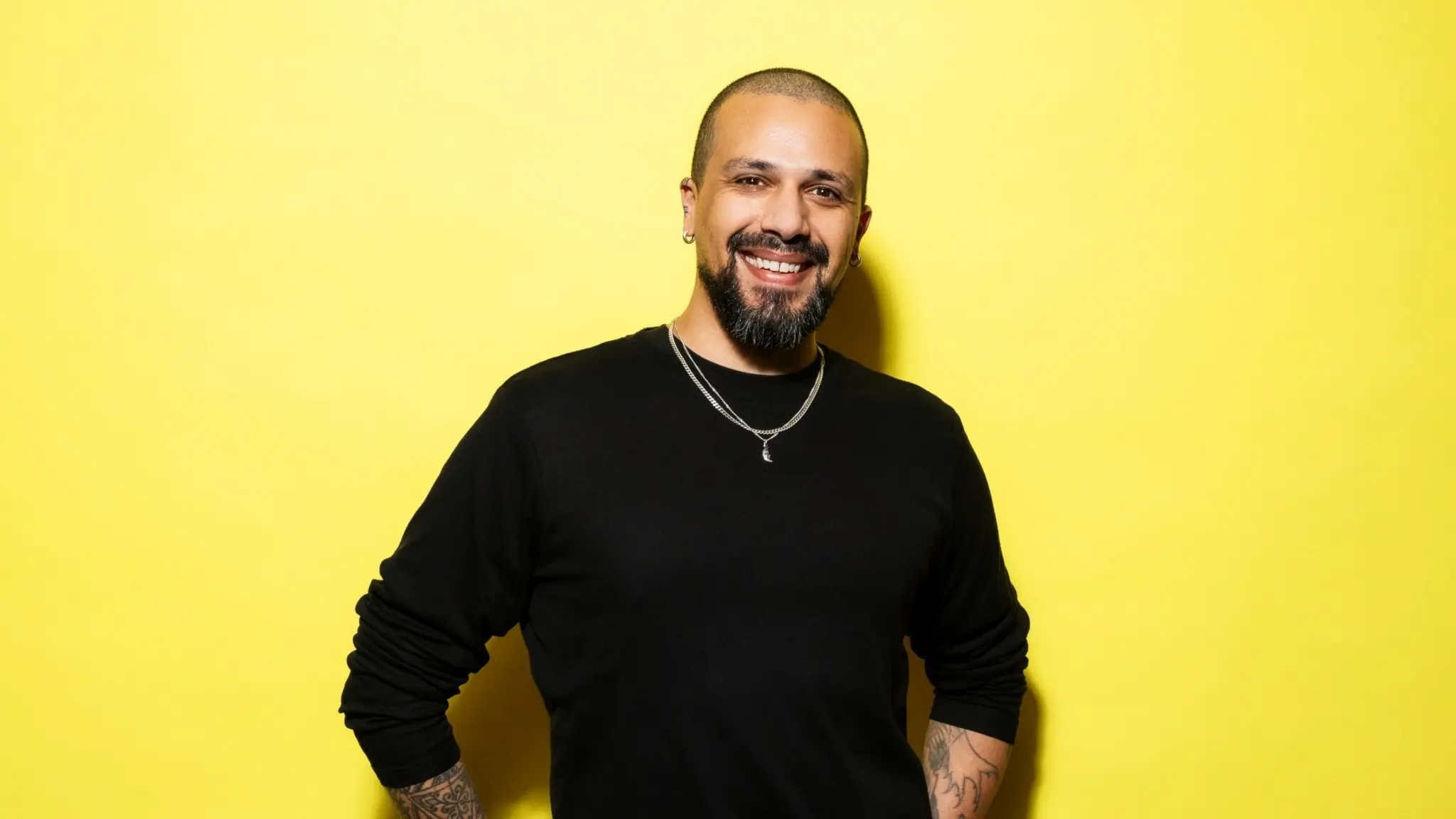 Navid står framför en gul bakgrund