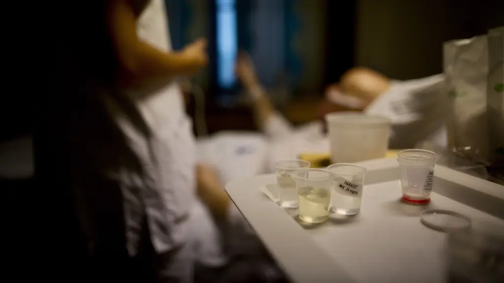 En sjuksköterska besöker en patient som får hjälp på natten