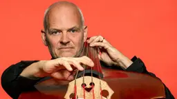 Lars Danielsson har komponerat Schlagwerk och är också kontrabas-solist.
