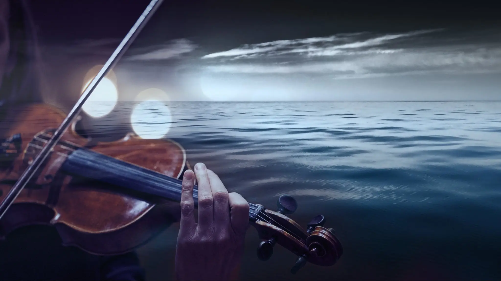 En violinist framför ett hav