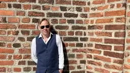 Pianisten Mattias Nilsson utanför S:ta Maria Kyrka i Ystad