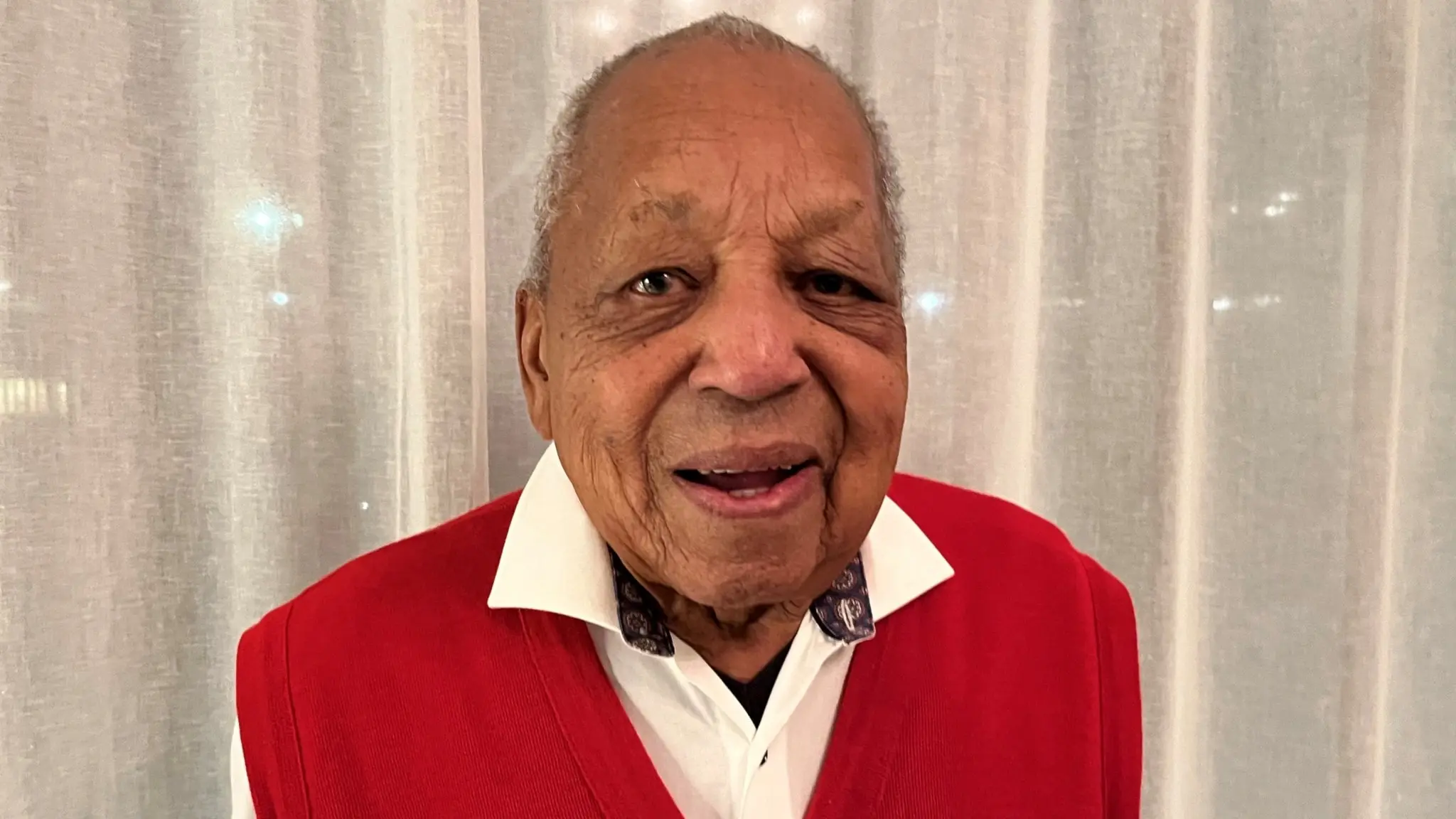 Folkkäre trummisen Ronnie Gardiner den 23 nov 2025. Foto: Berit Nygren/Sveriges Radio