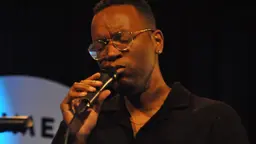 Michael Mayo sjunger sin egen musik tillsammans med Norrbotten Big Band