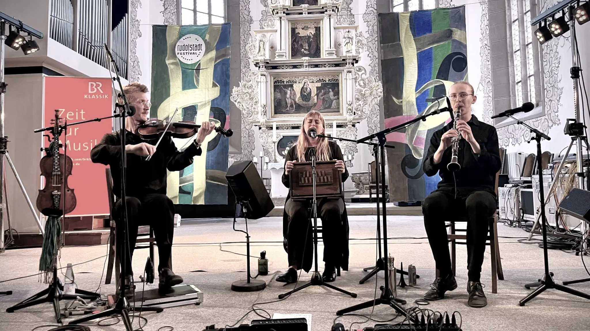 Tre personer som spelar musik i en kyrka. Foto: Frida Granström/Sveriges radio