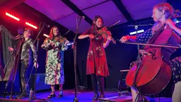 Justyna Krzyżanowska, Kristina Leesik, Jocelyn Pettit och Ellen Gira i Atlantic crossing.