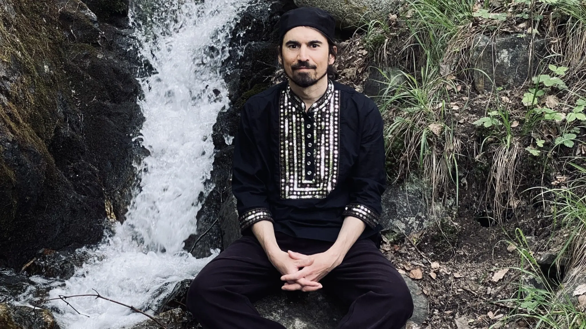 Artisten Isak "Ishaaq" Klasson sitter i naturen