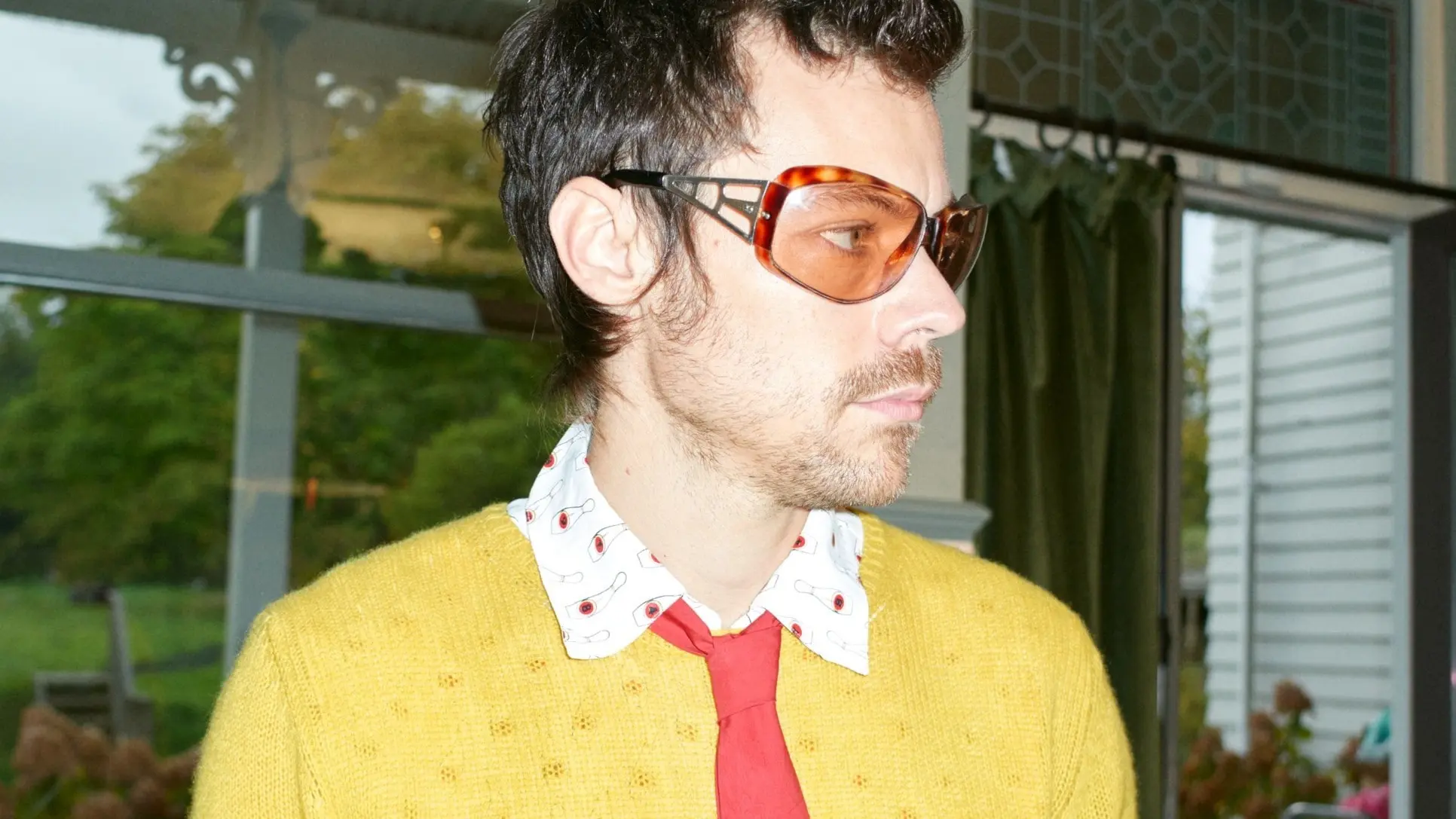 Harry Styles i gul tröja och solglasögon
