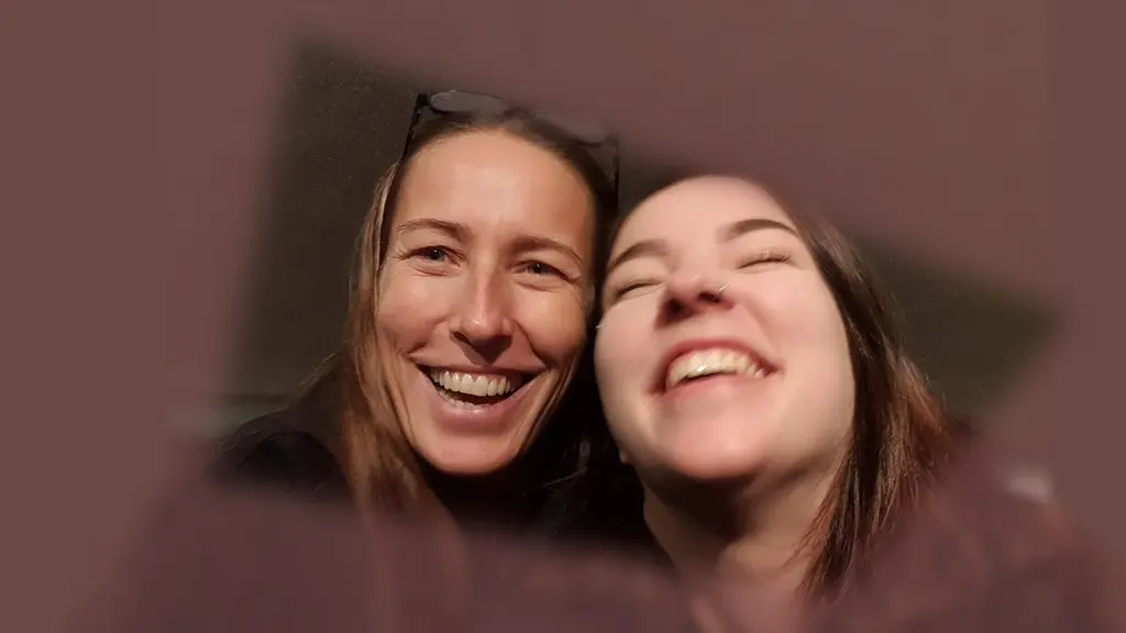 Cilla Zbinden med dottern Lisa. Båda skrattar och är nära varandra.
