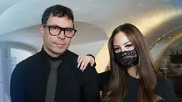 Martin Wicklin, programledare, och Felicia Eriksson, artist och gäst.