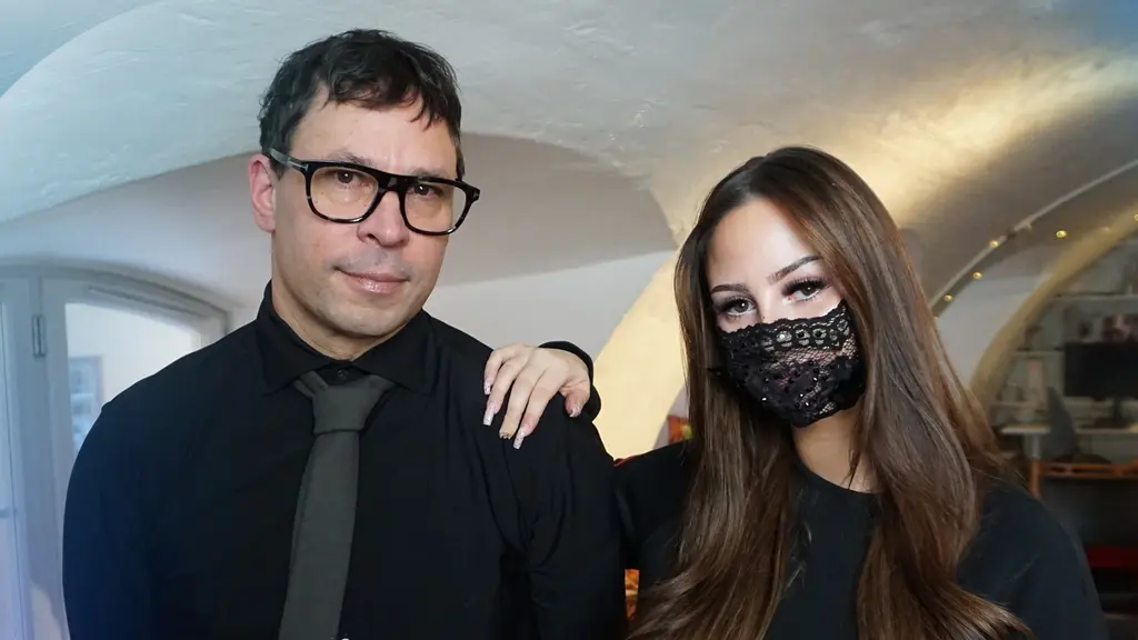 Martin Wicklin, programledare, och Felicia Eriksson, artist och gäst.