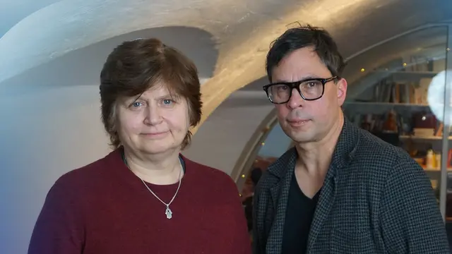 Ute Steyer, rabbin, och Martin Wicklin, Söndagsintervjuns programledare.