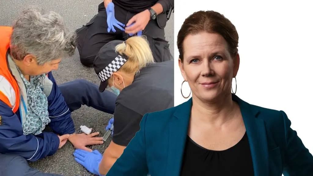 En person omringad av poliser på gatan