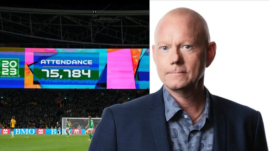En man till höger och ett plakat med massor av publik till vänster.