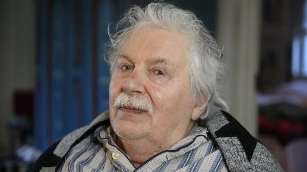 Porträtt av Staffan Westerberg i randig skjorta och mörk kofta inomhus. Författaren och dramatikern syns mot suddig bakgrund i Stockholm.